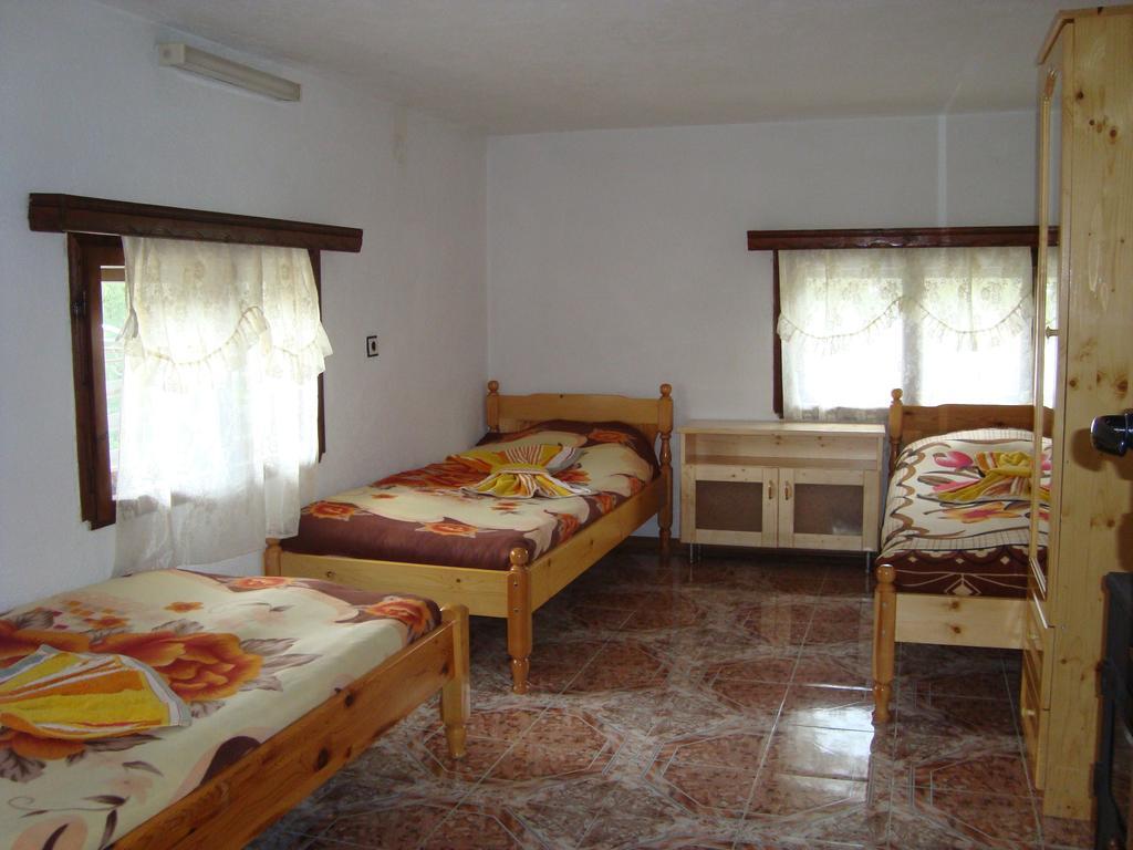 Kuma Lissa Guest House Kozhari Rom bilde